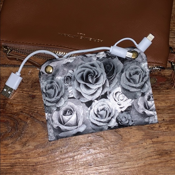 Adrienne Vittadini Clutch w/ portable charger - Picture 4 of 6